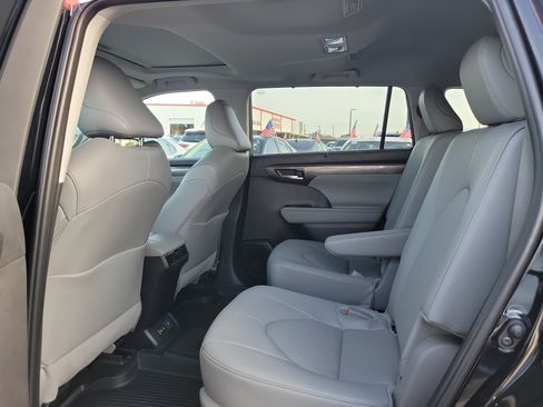 Used 2025 Toyota Highlander Limited FWD image 17