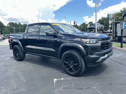 Used 2024 Chevrolet Colorado Trail Boss w/ Technology Package AWD/4WD image 2