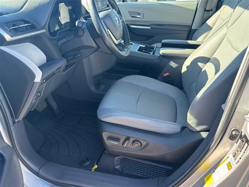 Certified 2023 Toyota Sienna XLE image 9