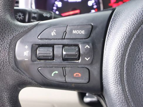 Used 2016 Kia Sedona LX w/ LX Convenience Package image 11