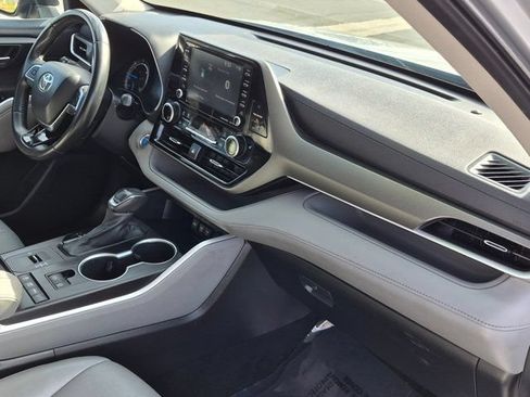 Used 2021 Toyota Highlander XLE AWD/4WD image 6
