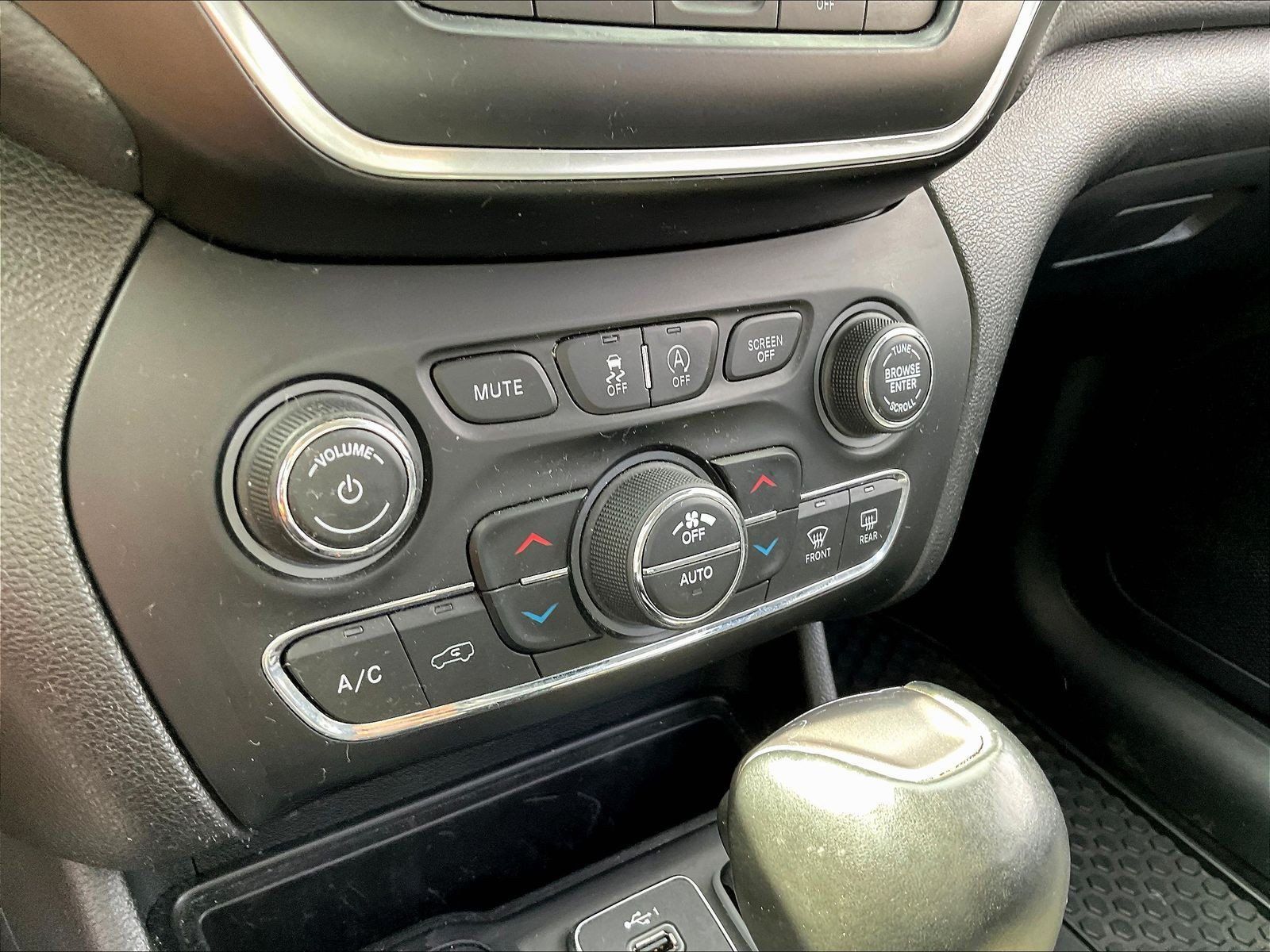Used 2021 Jeep Cherokee Latitude Lux w/ Comfort/Convenience Group AWD/4WD image 16