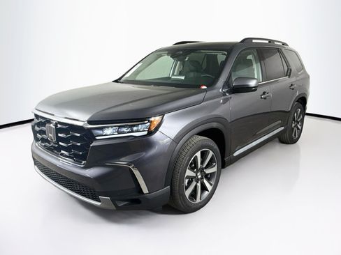 Certified 2025 Honda Pilot Touring image 4