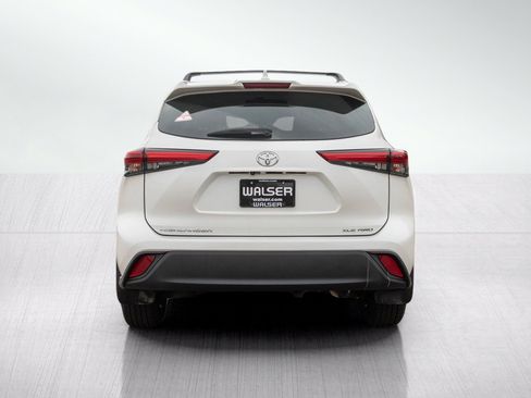 Used 2020 Toyota Highlander XLE AWD/4WD image 4
