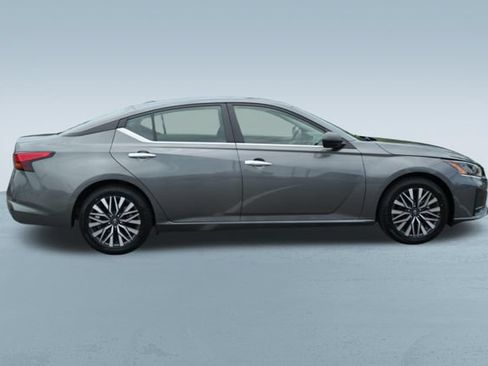 Used 2025 Nissan Altima 2.5 SV FWD image 10