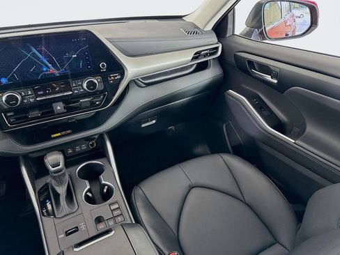 Used 2025 Toyota Highlander XLE image 24