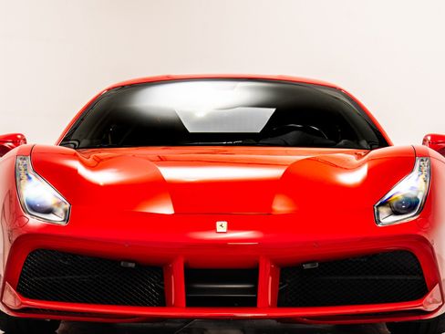 Used 2018 Ferrari 488 GTB RWD image 4
