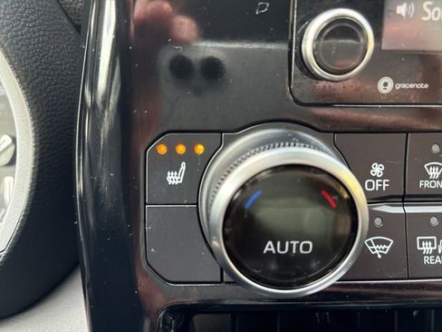 Used 2022 Toyota Highlander XLE image 3