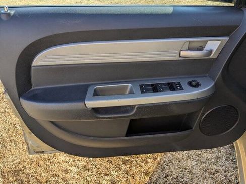 Used 2010 Chrysler Sebring Touring image 12