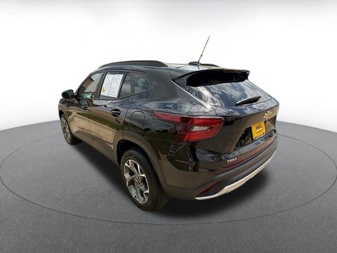 Used 2025 Chevrolet Trax LT image 4