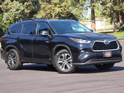 Used 2020 Toyota Highlander XLE image 2