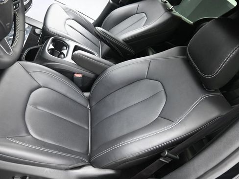 Used 2026 Chrysler Pacifica Select FWD image 11