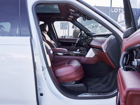 Used 2025 Land Rover Range Rover SE image 22