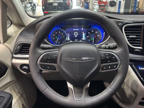 Used 2023 Chrysler Pacifica Touring-L AWD/4WD image 24