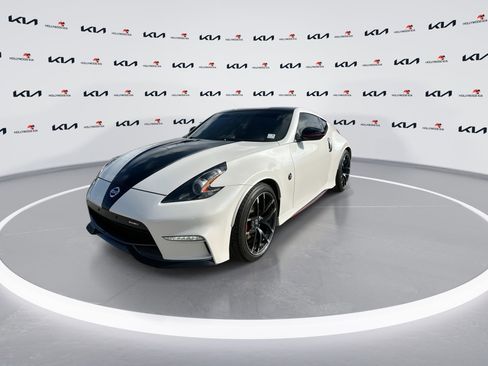 Used 2019 Nissan 370Z NISMO RWD image 4