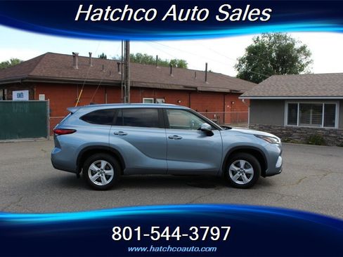 Used 2023 Toyota Highlander LE AWD/4WD image 6
