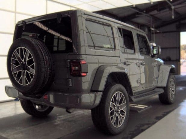 Used 2022 Jeep Wrangler Unlimited Sahara AWD/4WD image 2