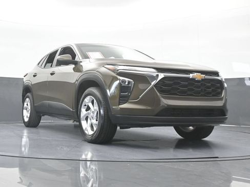 Used 2024 Chevrolet Trax LS w/ LS Convenience Package FWD image 57