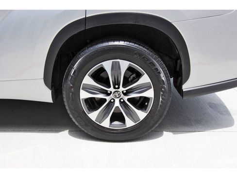 Used 2024 Toyota Highlander XLE FWD image 30