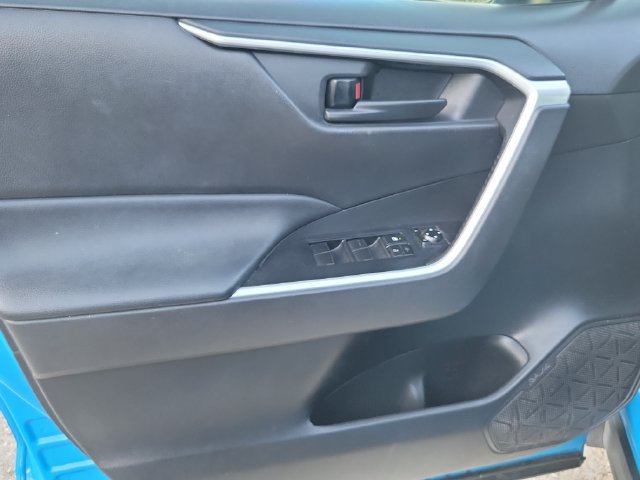 Used 2021 Toyota RAV4 LE FWD image 12