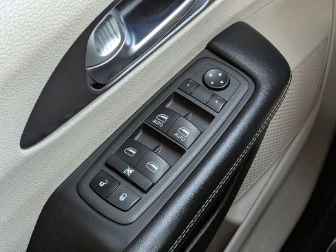 Used 2022 Chrysler Pacifica Touring-L image 23