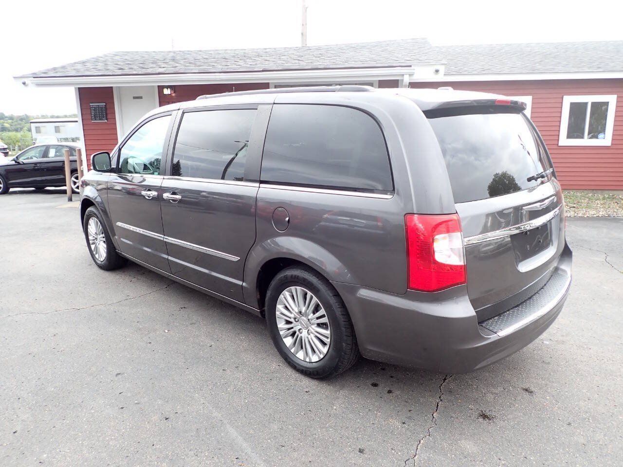 Used 2015 Chrysler Town & Country Touring-L w/ Driver Convenience Group FWD image 4