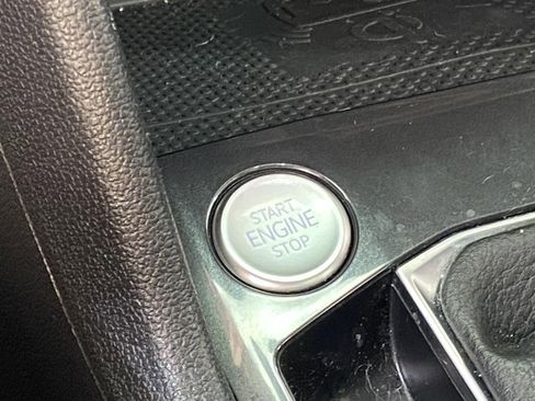 Used 2022 Volkswagen Tiguan SE image 32