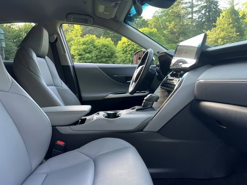 Used 2024 Toyota Venza XLE AWD/4WD image 20