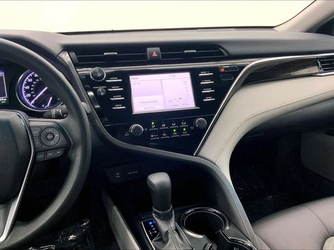 Used 2018 Toyota Camry LE image 25