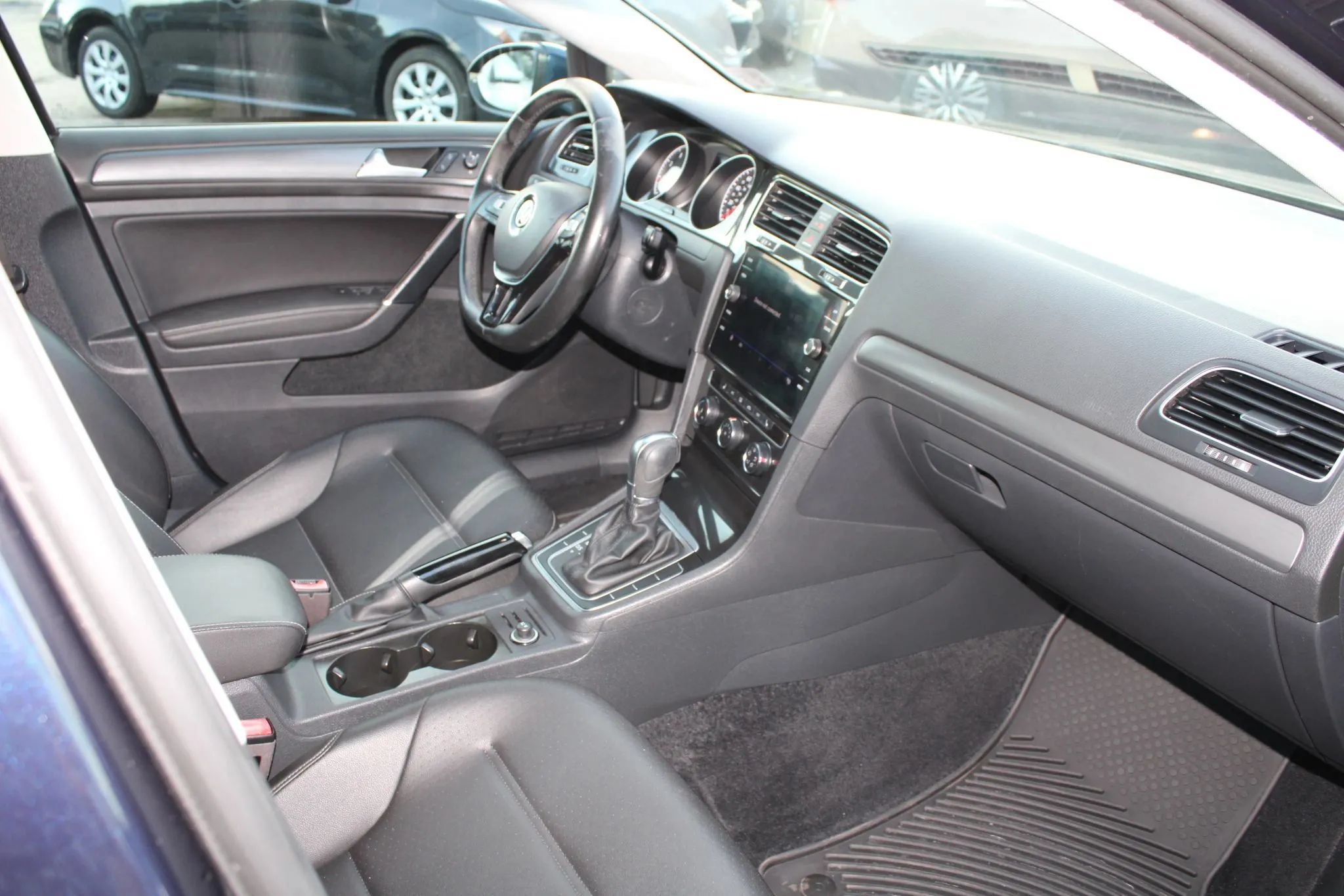 Used 2018 Volkswagen Golf SE FWD image 25