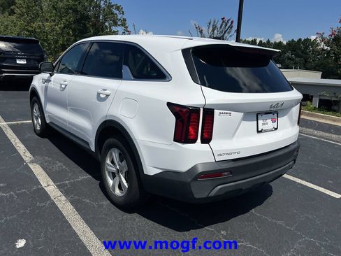 Used 2023 Kia Sorento LX FWD image 2