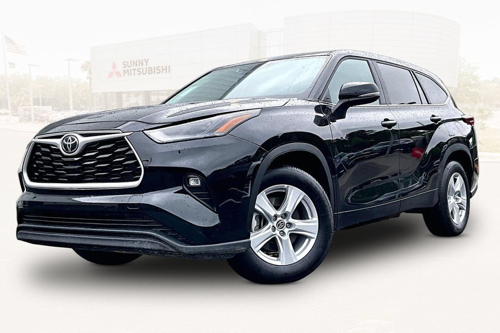 Used 2025 Toyota Highlander LE FWD image 1
