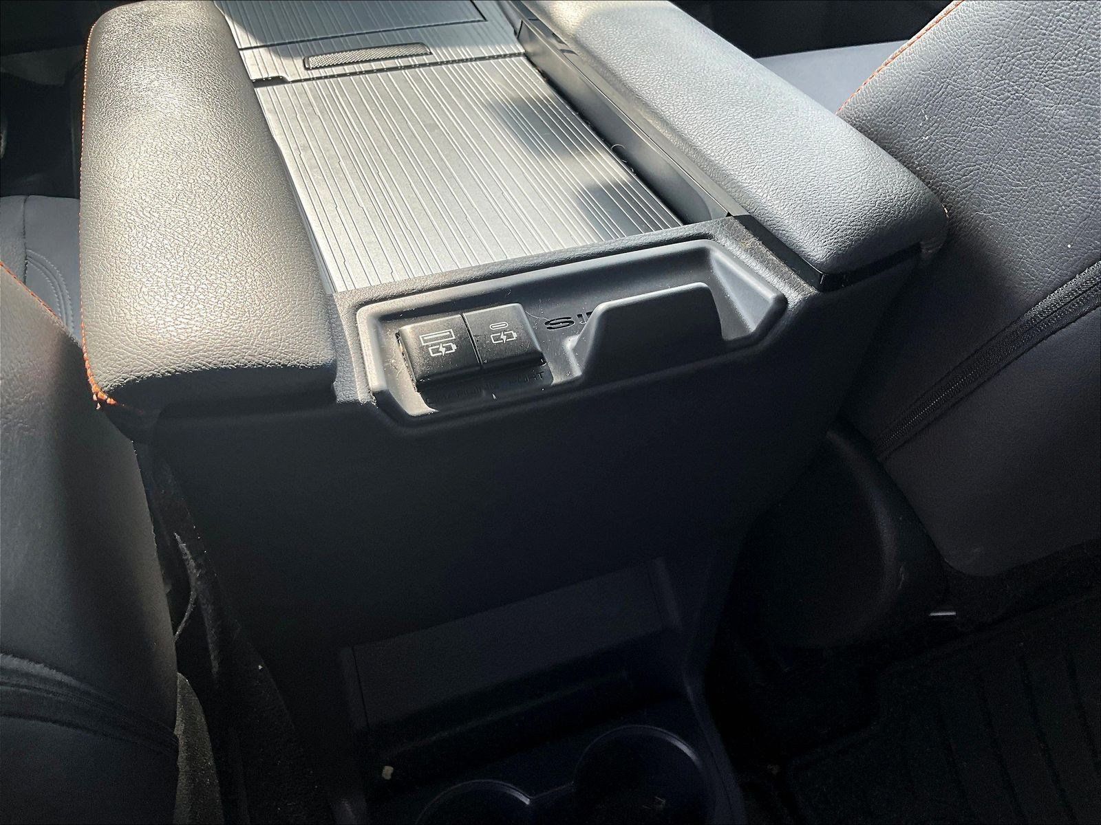 Used 2023 Toyota Sienna XSE FWD image 17