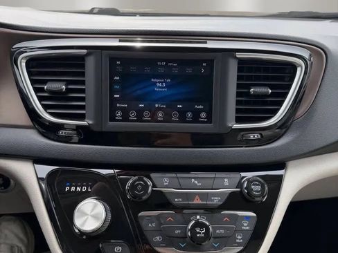 Used 2019 Chrysler Pacifica Touring-L FWD image 15