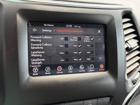 Used 2021 Jeep Cherokee Latitude w/ Mopar Interior Package AWD/4WD image 16