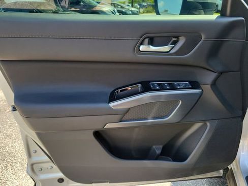 Used 2024 Nissan Pathfinder SL w/ SL Premium Package FWD image 7