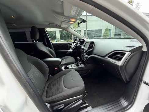 Used 2020 Jeep Cherokee Latitude AWD/4WD image 16