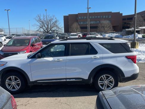 Used 2021 Ford Explorer XLT w/ Equipment Group 202A image 3