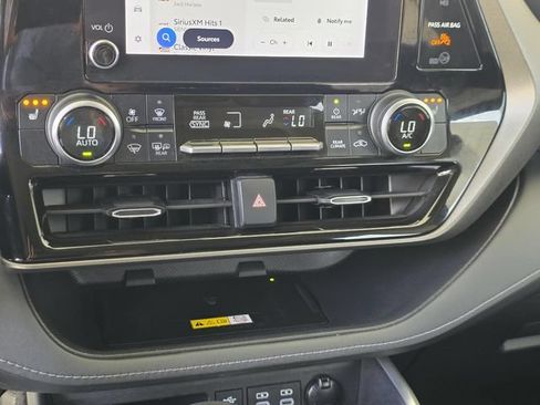 Used 2023 Toyota Highlander XLE FWD image 23