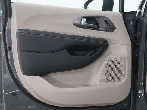 Used 2023 Chrysler Pacifica Touring-L w/ Road Tripper Package image 20