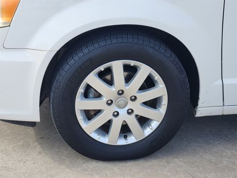 Used 2011 Chrysler Town & Country Touring-L image 11