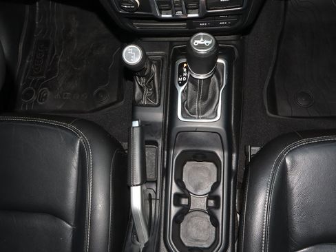 Used 2018 Jeep Wrangler Unlimited Sahara w/ Safety Group AWD/4WD image 19