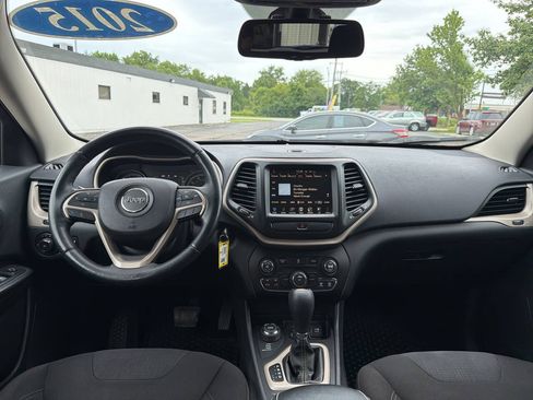Used 2015 Jeep Cherokee Latitude w/ Cold Weather Group AWD/4WD image 19