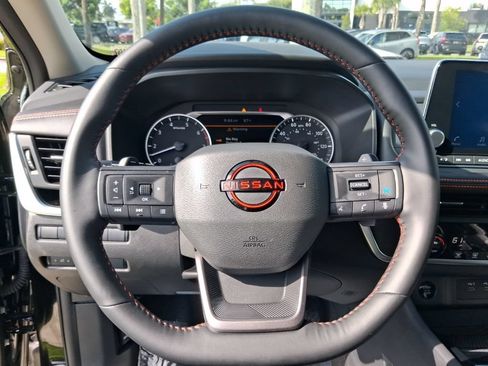 Used 2025 Nissan Rogue SV AWD/4WD image 16