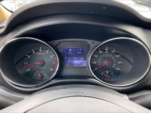 Used 2017 Kia Sedona LX w/ LX Essentials Premium Package FWD image 12