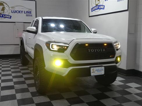 Used 2016 Toyota Tacoma TRD Off-Road w/ Exterior Package image 5