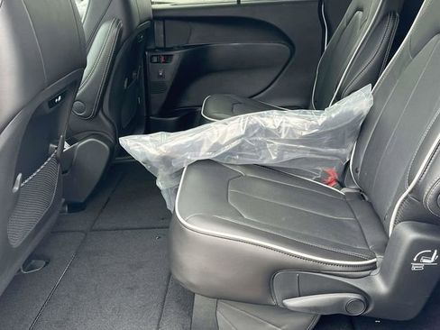 New 2026 Chrysler Pacifica Limited image 13