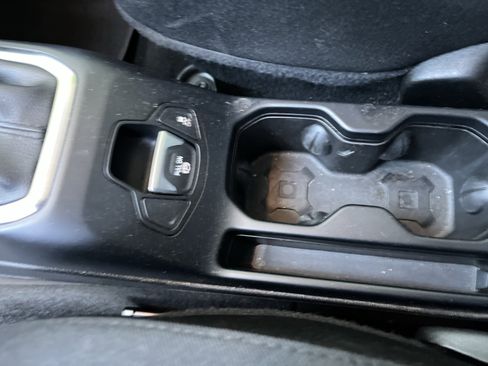Used 2018 Jeep Renegade Latitude FWD image 23