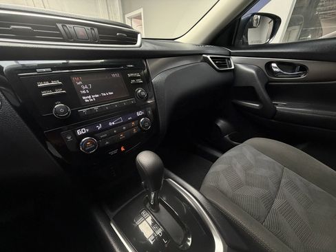 Used 2016 Nissan Rogue SV image 38