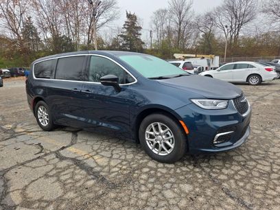 Used 2025 Chrysler Pacifica Select